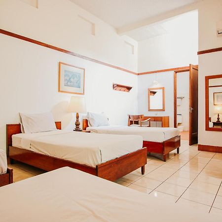 Hotel Bumi Asih Gedung Sate Бандунг Экстерьер фото