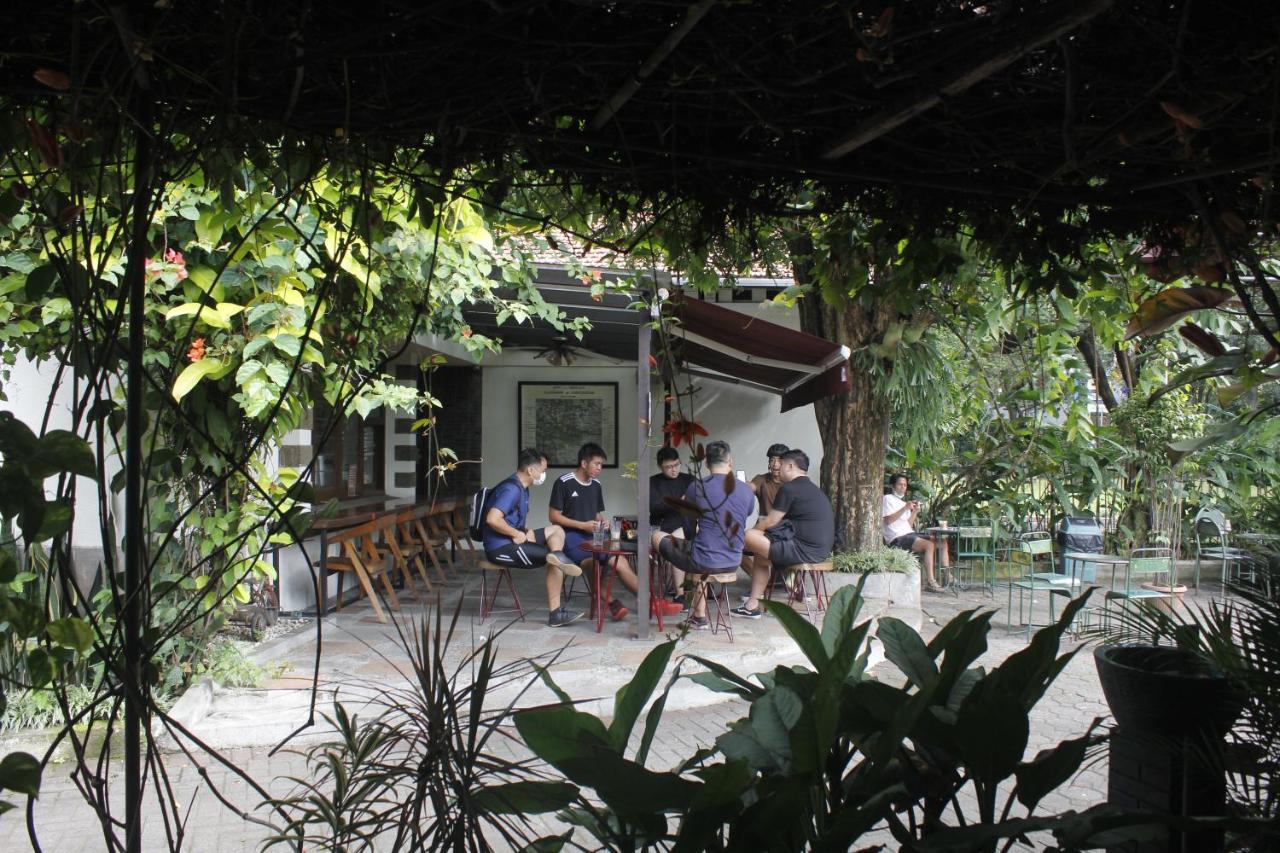 Hotel Bumi Asih Gedung Sate Бандунг Экстерьер фото