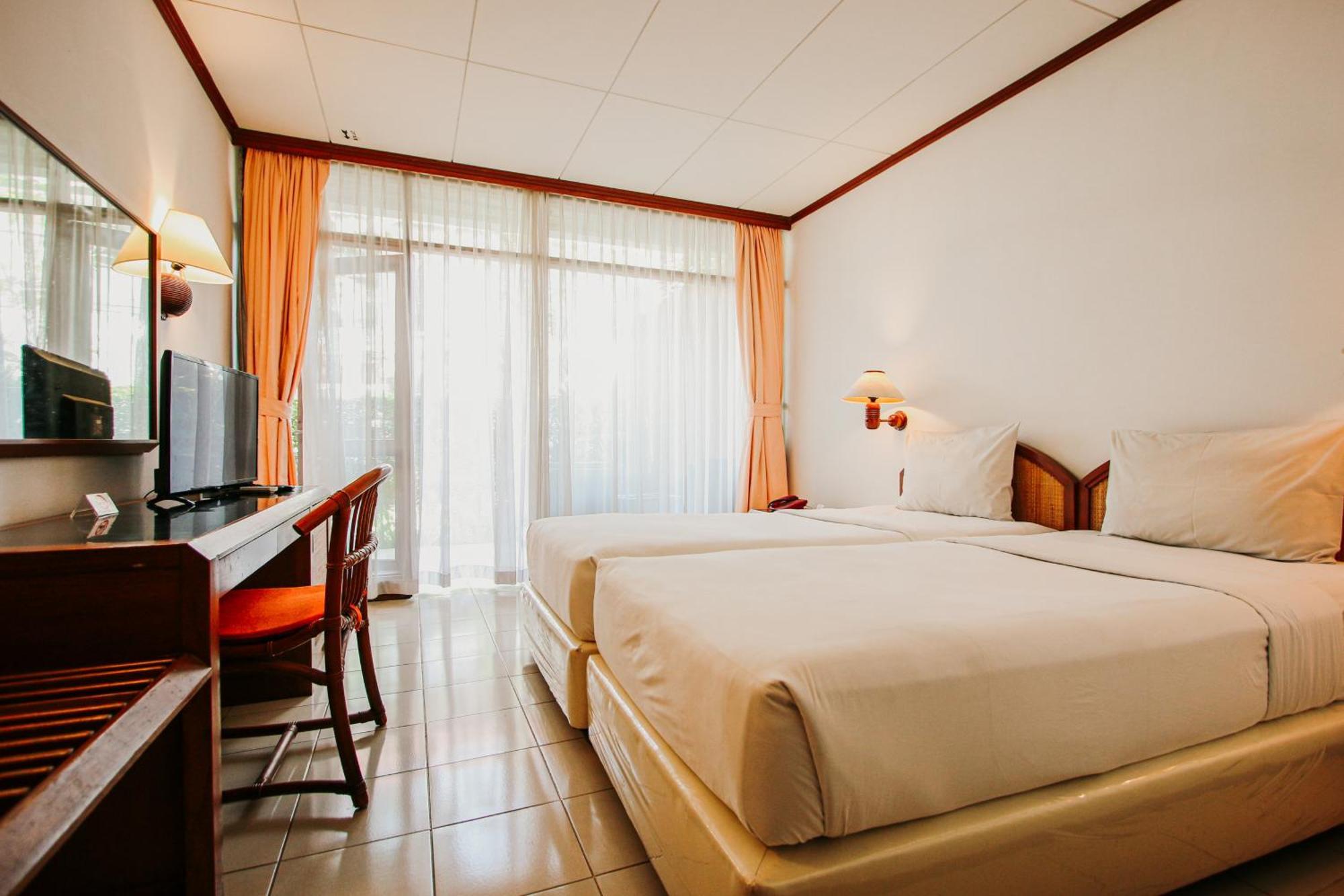 Hotel Bumi Asih Gedung Sate Бандунг Экстерьер фото
