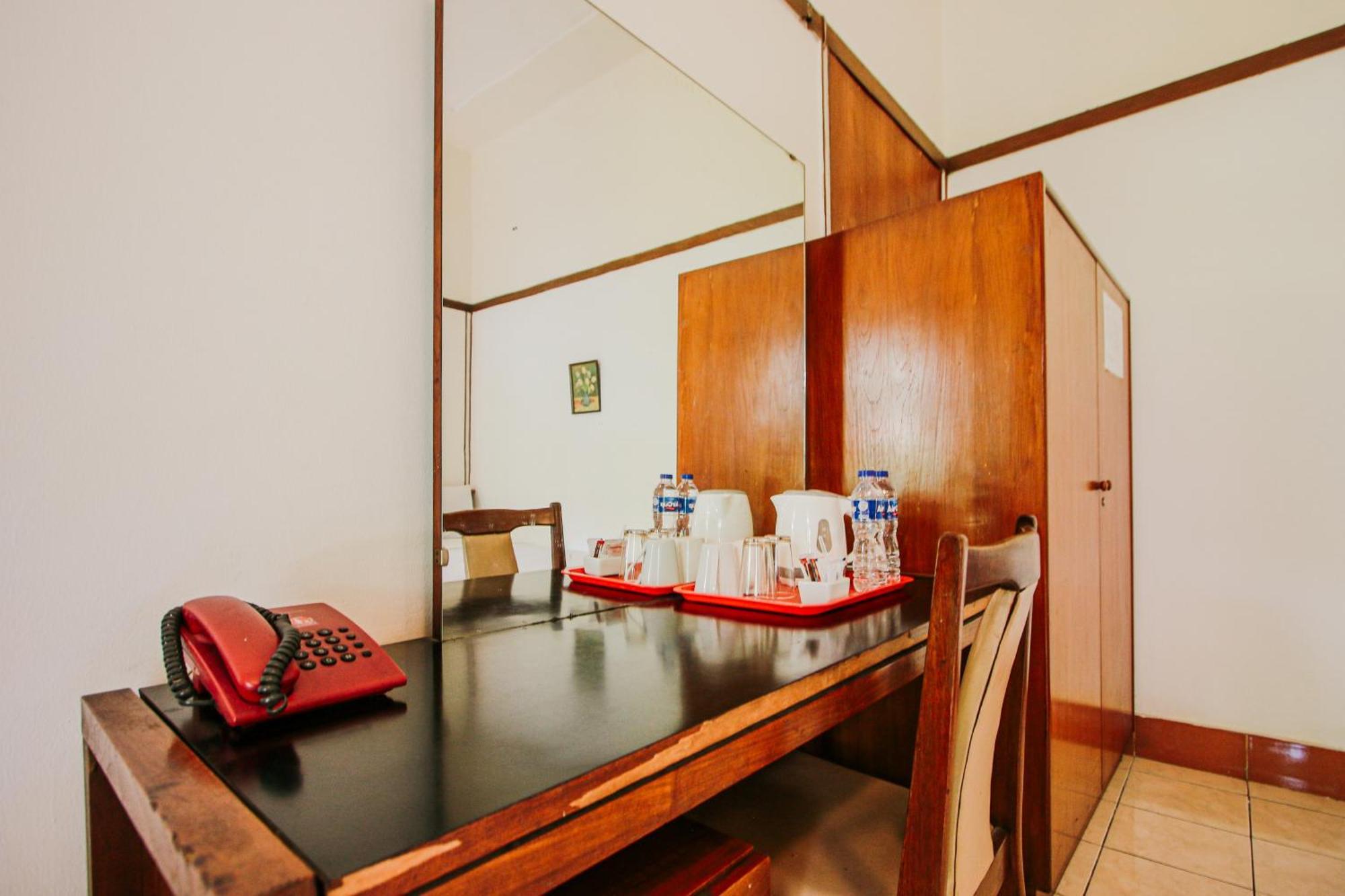 Hotel Bumi Asih Gedung Sate Бандунг Экстерьер фото