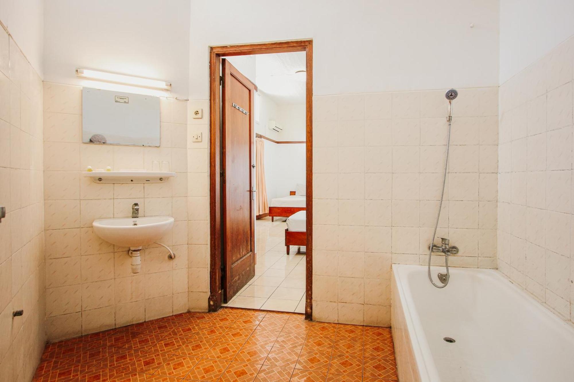 Hotel Bumi Asih Gedung Sate Бандунг Экстерьер фото