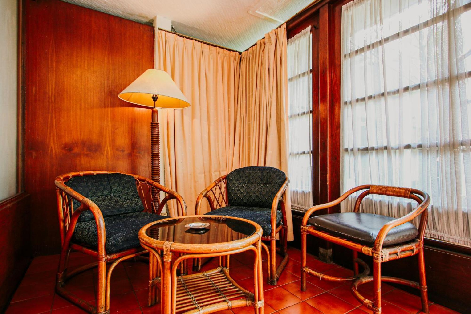 Hotel Bumi Asih Gedung Sate Бандунг Экстерьер фото