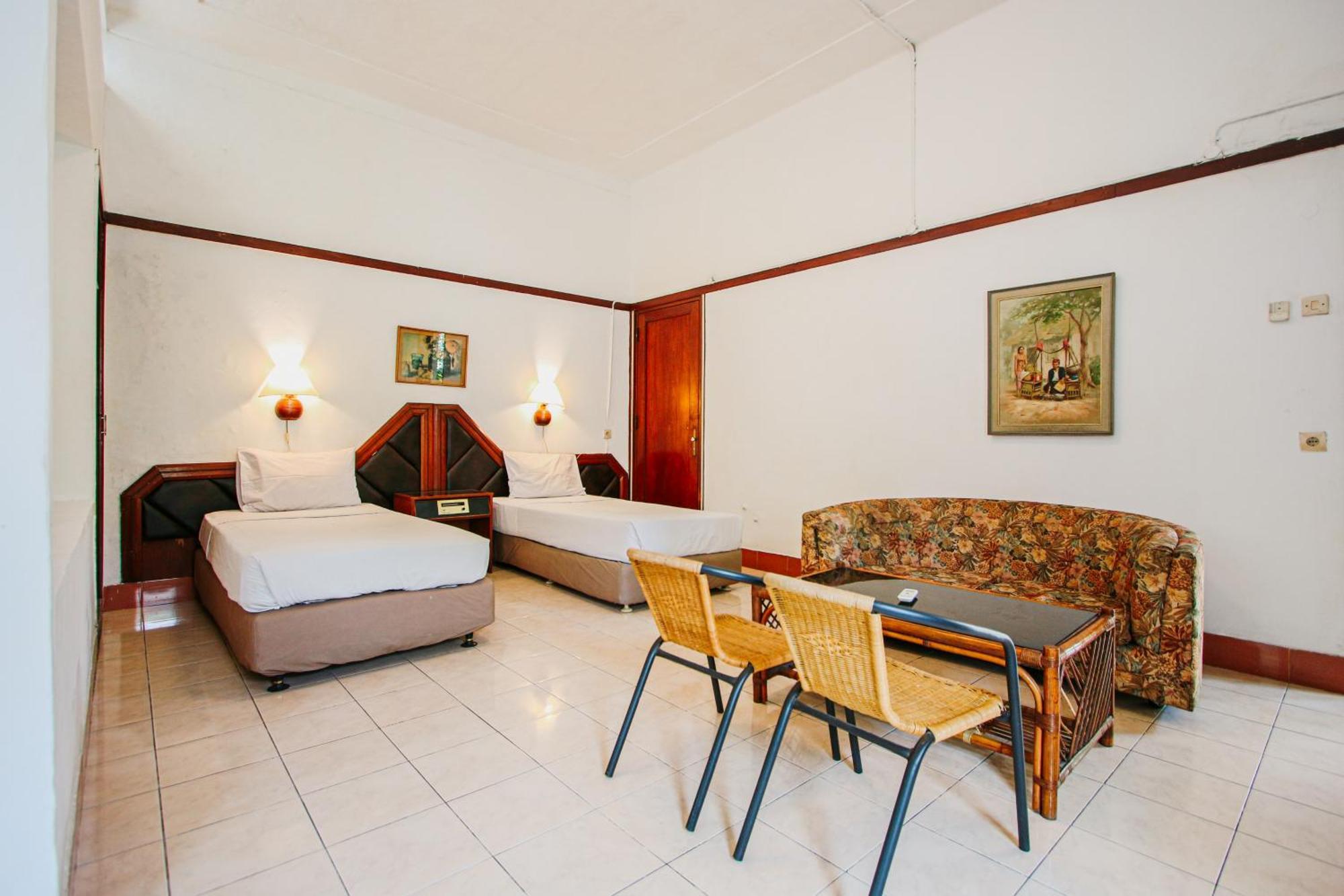 Hotel Bumi Asih Gedung Sate Бандунг Экстерьер фото