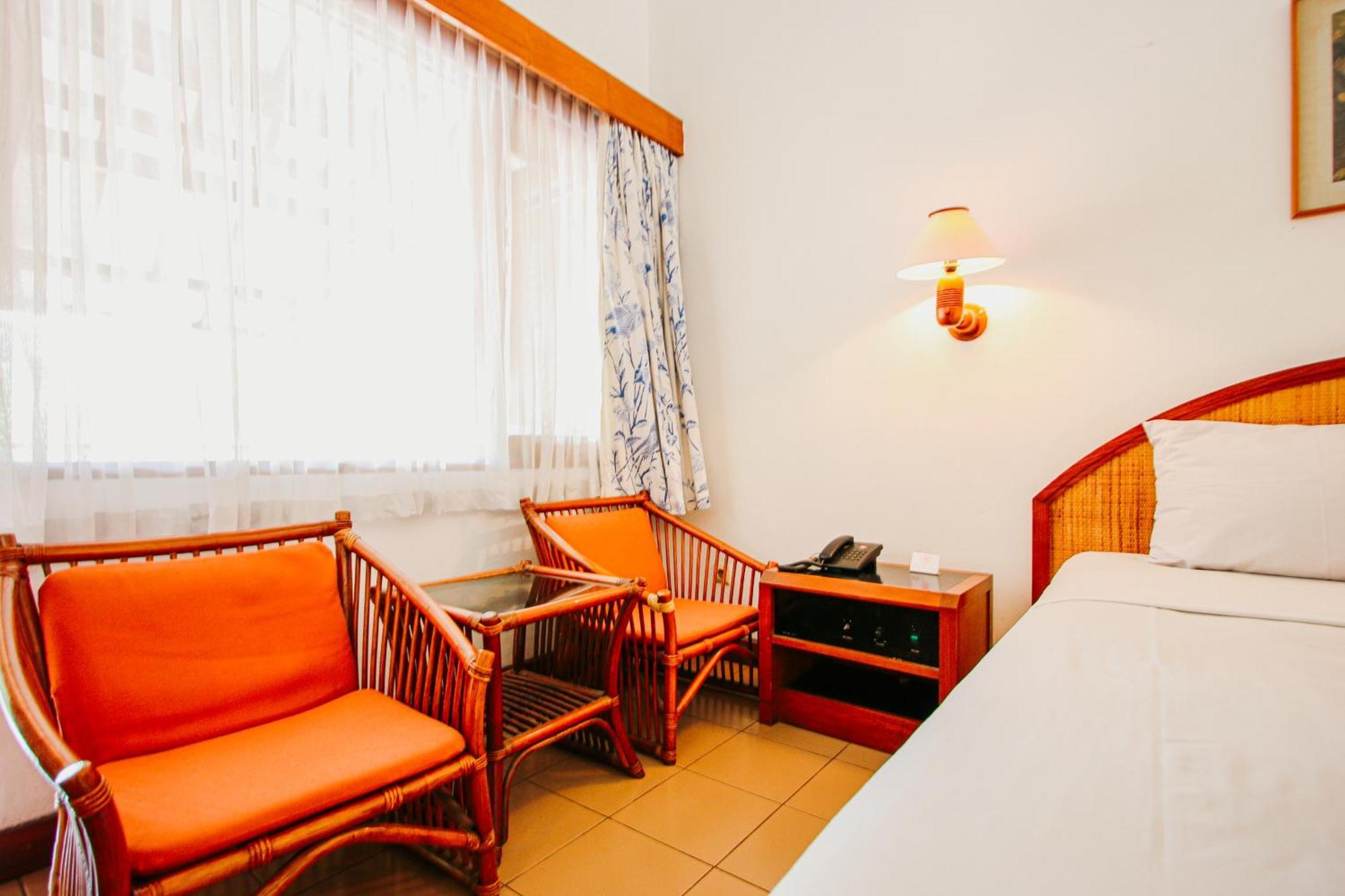 Hotel Bumi Asih Gedung Sate Бандунг Экстерьер фото
