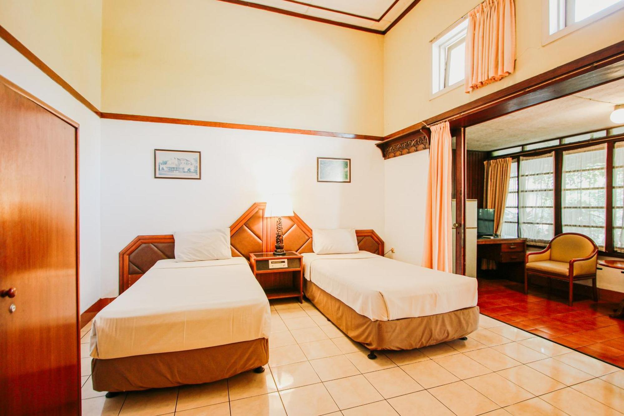 Hotel Bumi Asih Gedung Sate Бандунг Экстерьер фото
