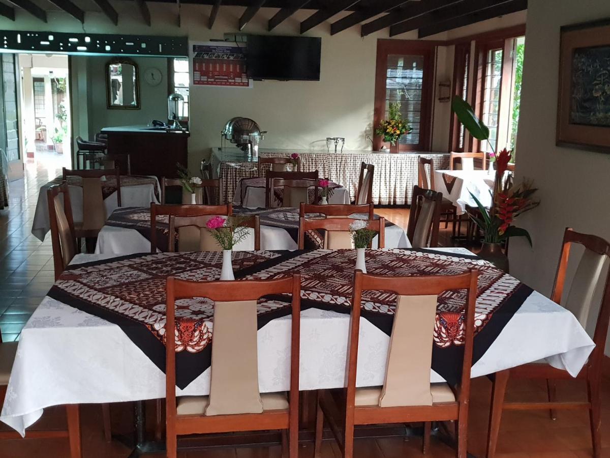 Hotel Bumi Asih Gedung Sate Бандунг Экстерьер фото