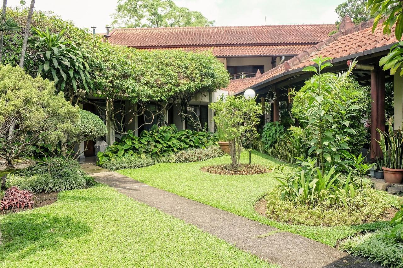 Hotel Bumi Asih Gedung Sate Бандунг Экстерьер фото